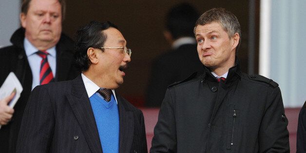 LONDON, ENGLAND - JANUARY 01: Cardiff City Owner Vincent Tan chats to Ole Gunnar Solskjaer before the match Arsenal against Cardiff City in the Barclays Premier League at Emirates Stadium on January 1, 2014 in London, England. (Photo by David Price/Arsenal FC via Getty Images)