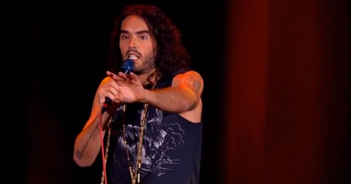Russell Brand Reacts To Heckler Who Yells 'Gandhi's A C***' (VIDEO ...