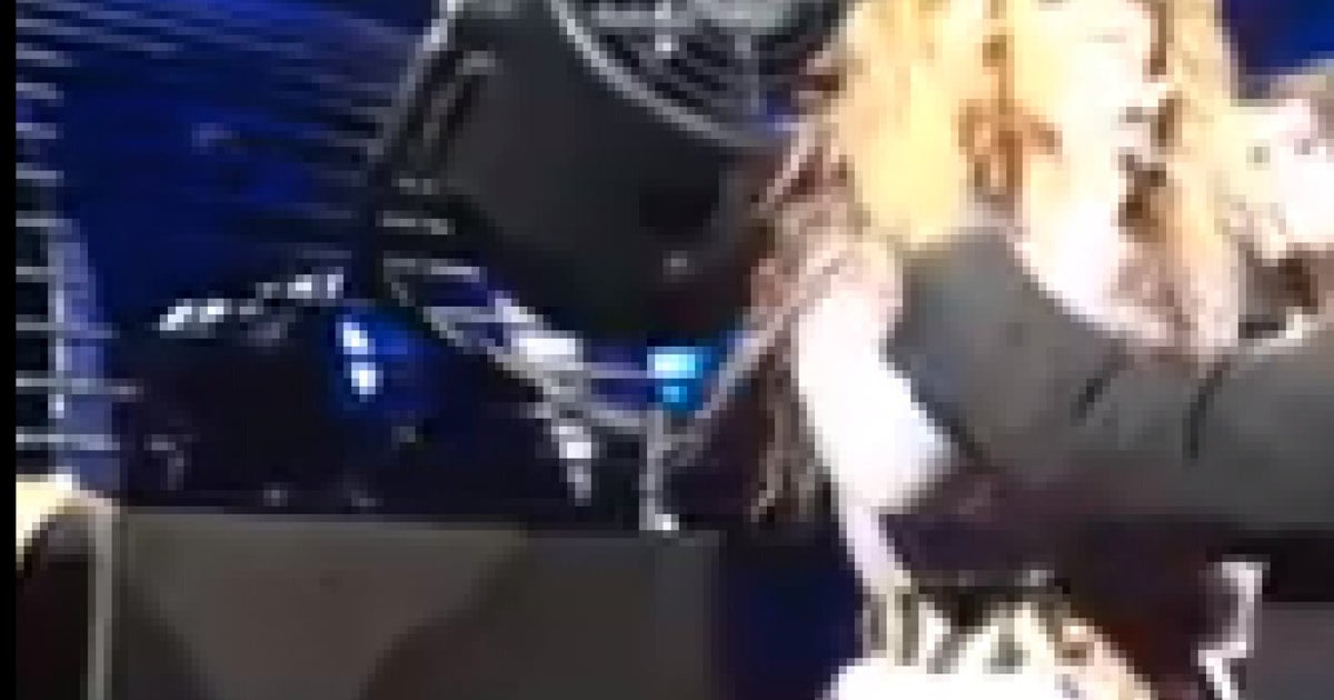 Beyonce Gets Hair Caught In Fan While Singing 'Halo' During Montreal ...