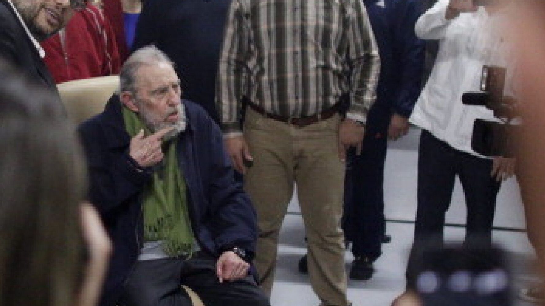 Fidel Castro Pictured During Rare Public Appearance Huffpost Uk News