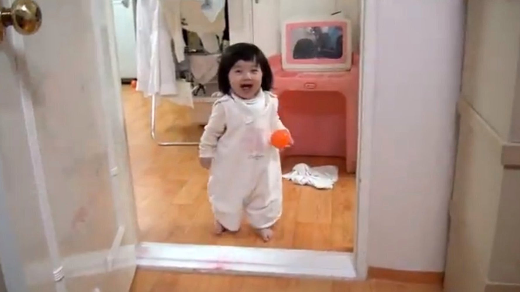 Adorable Toddler Finally Has Enough Of Being Chased By Her Dad (VIDEO