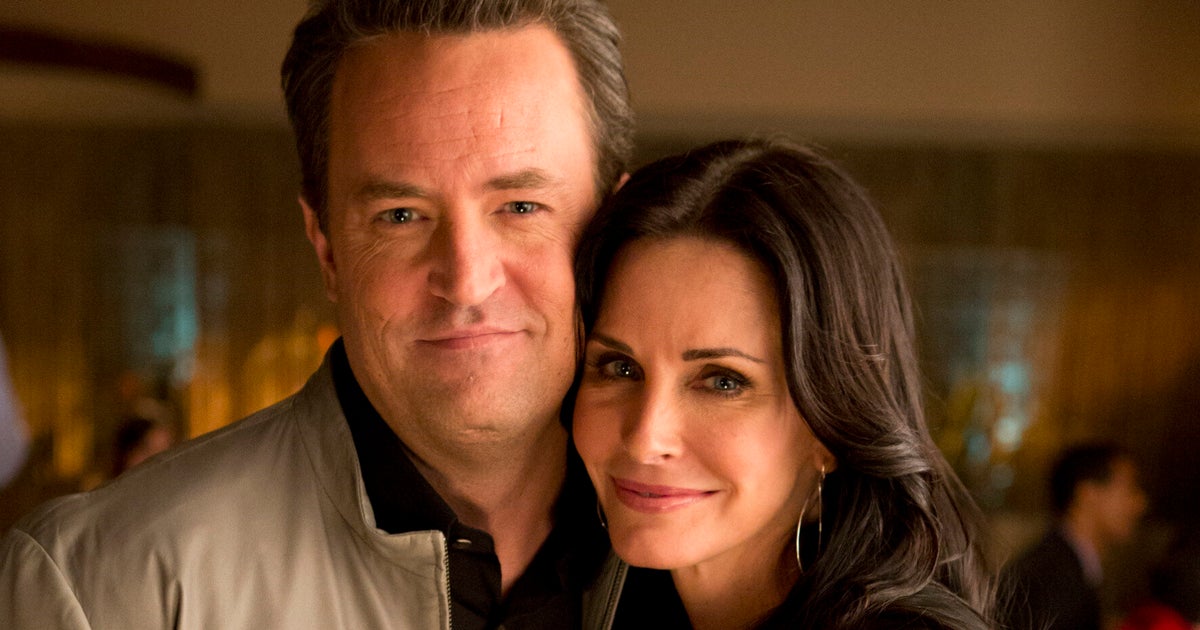 'Friends' Couple Matthew Perry And Courteney Cox Reunite On 'Cougar(01)
