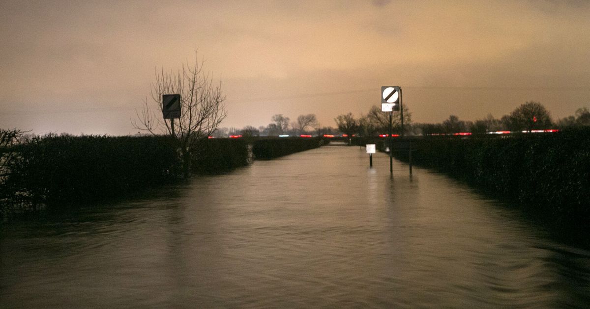 Uk Weather Flood Warnings Issued As Heavy Rain Forecast For Parts Of