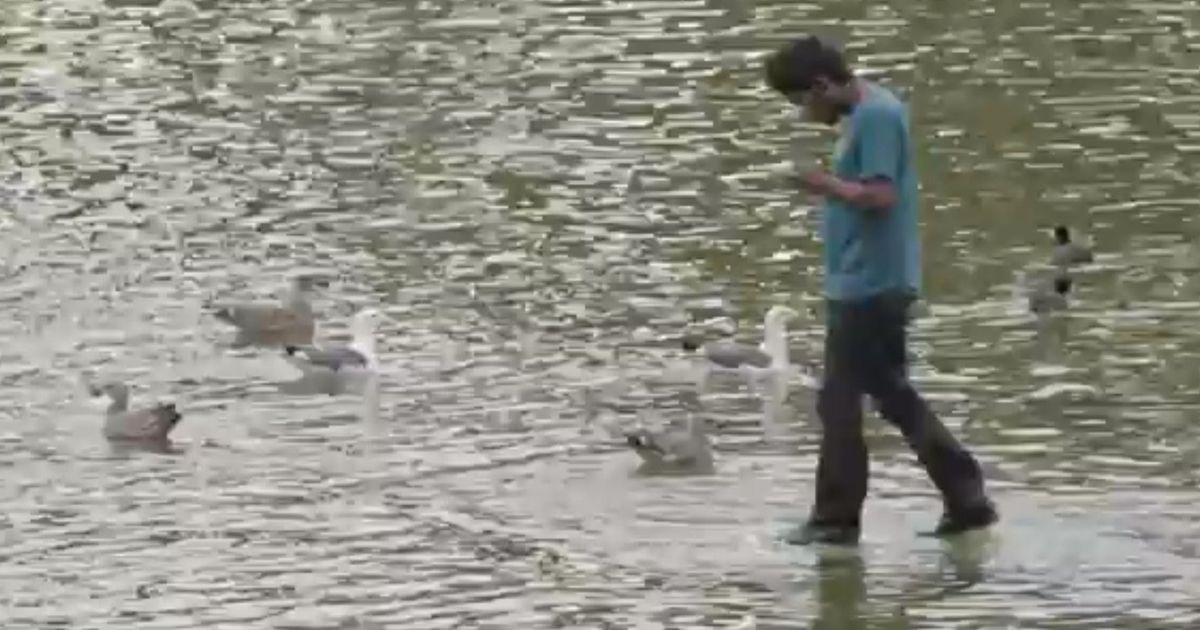 Magician Walks On Water Completely Baffles Onlookers Video Huffpost Uk 6966