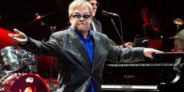 Elton John has issued a challenge to Putin
