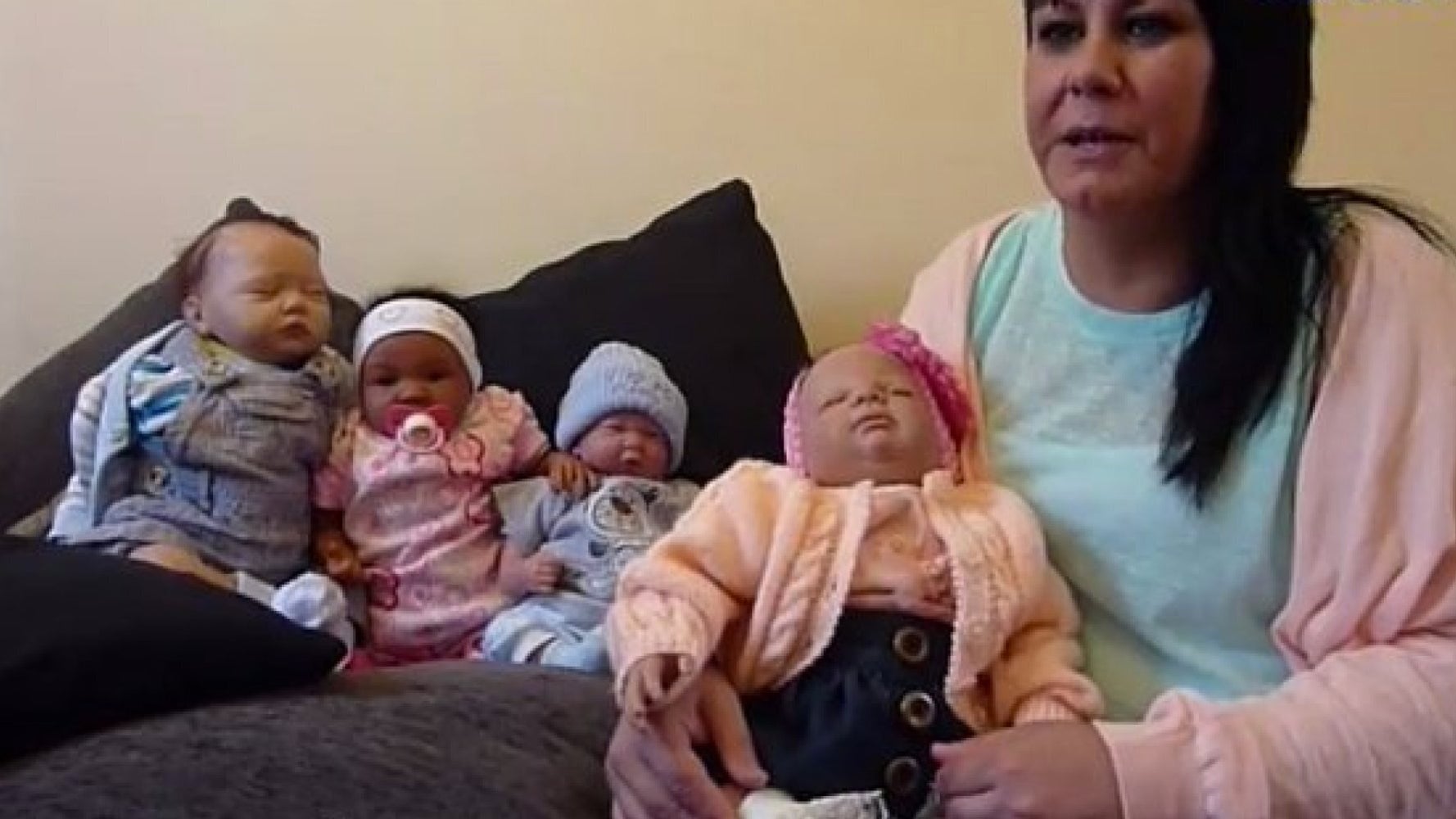 Meet The Woмan Who Spends Thousands On Life-Like Dolls, Despite Haʋing Kids Of Her Own | HuffPost UK Life