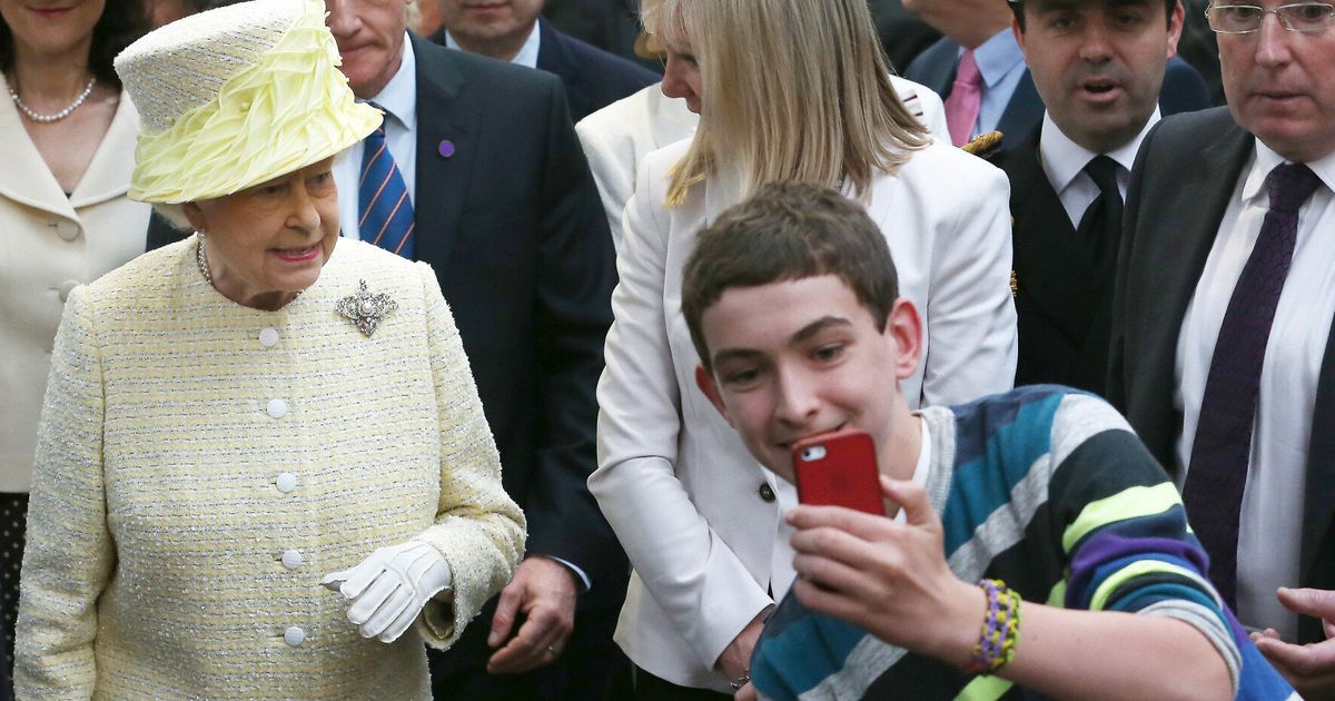 Picture Cheeky Lad Tries To Take A Selfie With The Queen Huffpost Uk