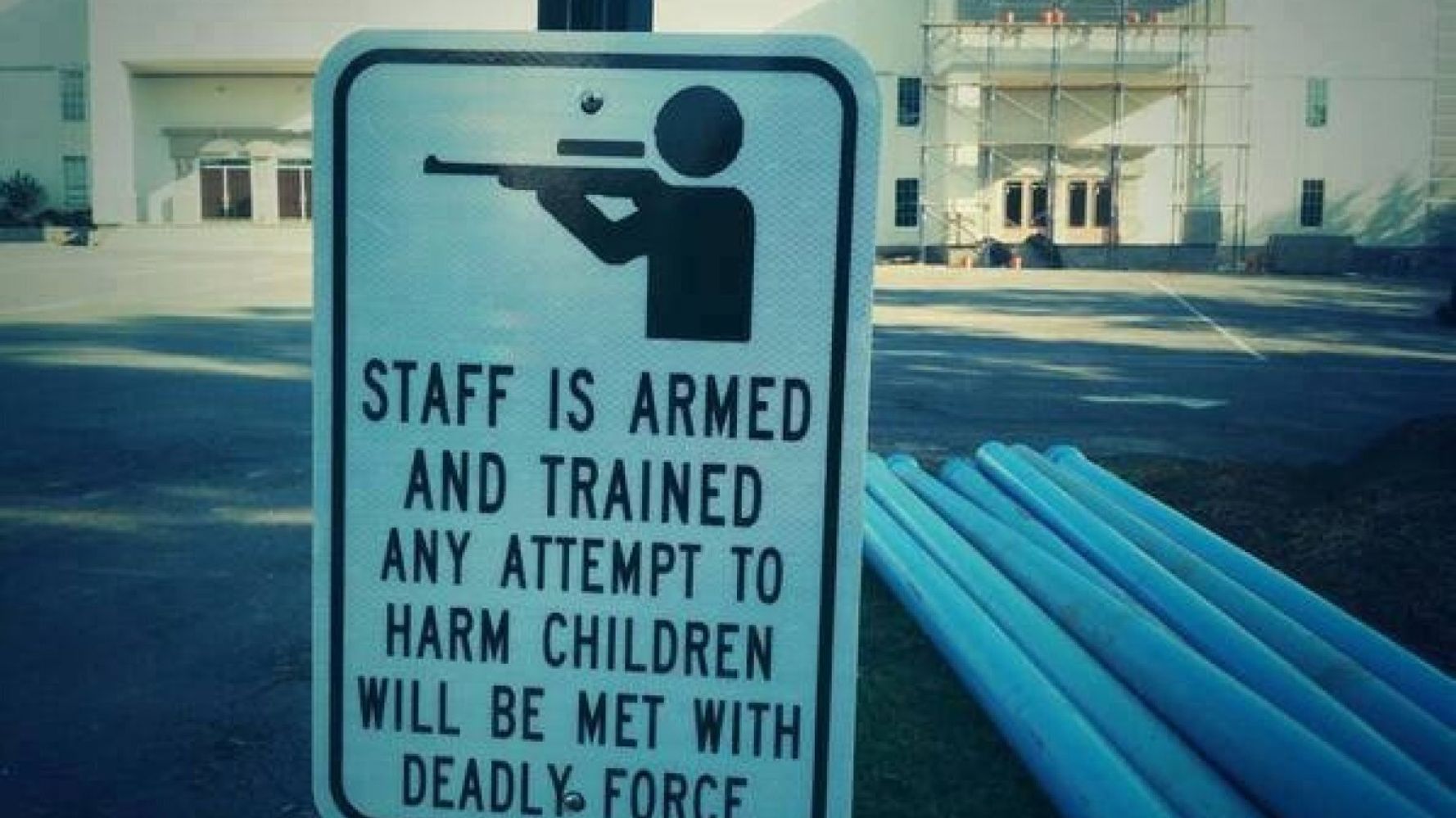 Armed am. Таблички перед школами США. Private School sign.