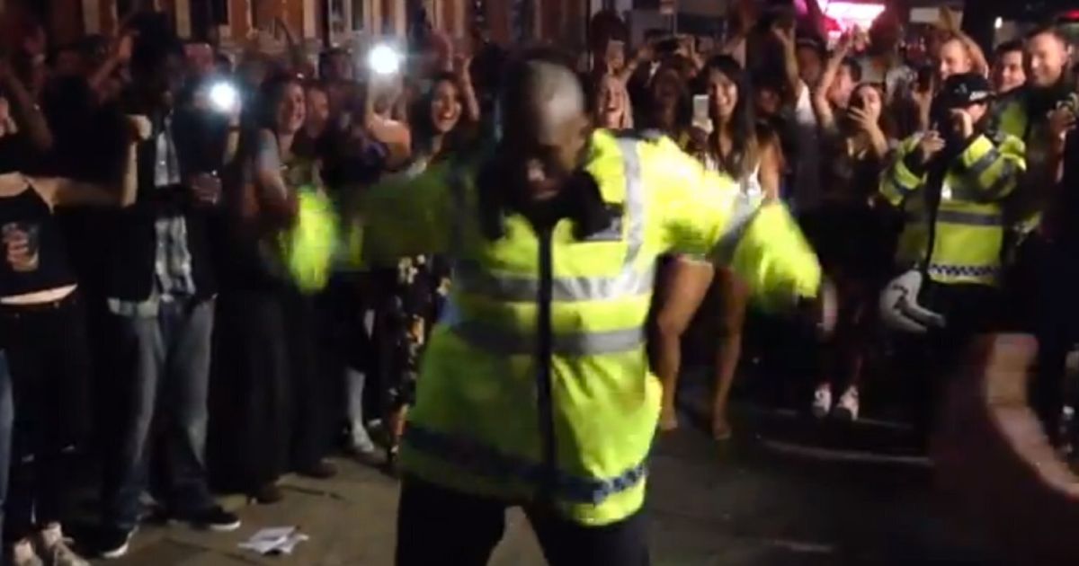 Notting Hill Carnival Police Dance As Thousands Enjoy Adults Day At World Famous Festival