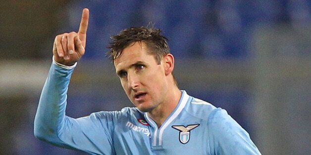 ROME, ITALY - JANUARY 06: Miroslav Klose of SS Lazio celebrates after scoring the opening goal during the Serie A match between SS Lazio and FC Internazionale Milano at Stadio Olimpico on January 6, 2014 in Rome, Italy. (Photo by Paolo Bruno/Getty Images)