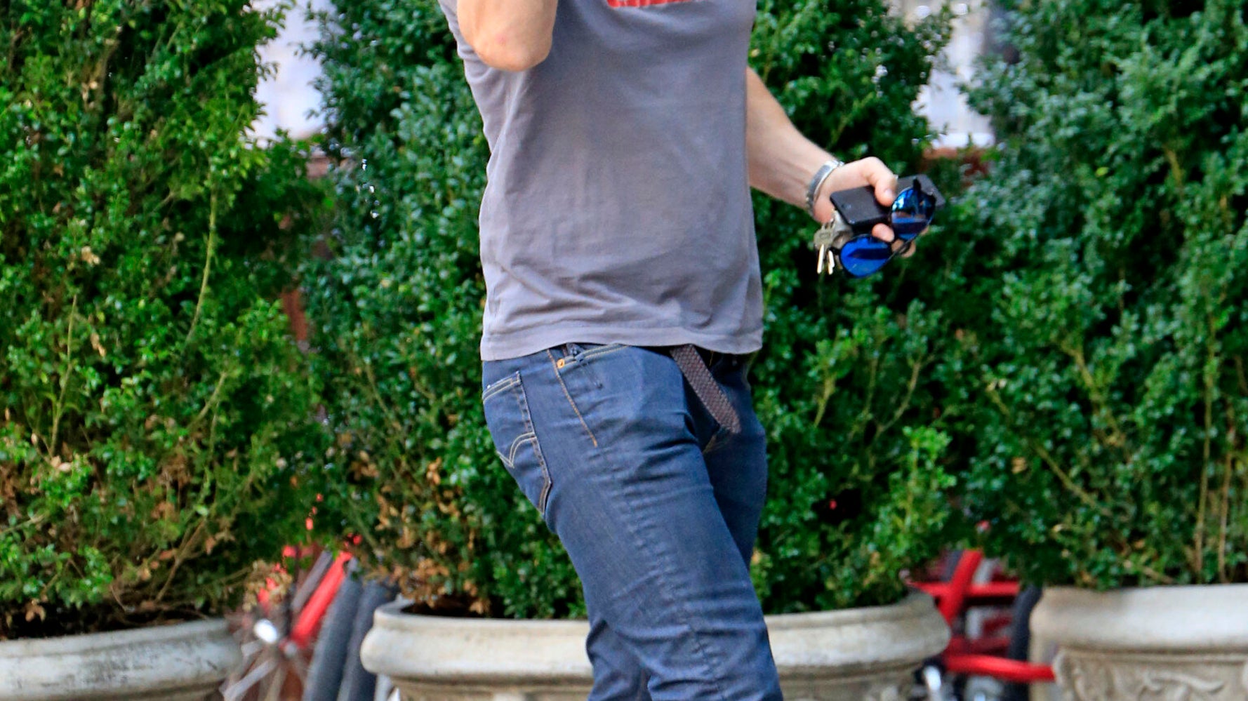 Daniel Craig Is Very Un-Bondlike As He Flips Finger At Paps And Sports ...