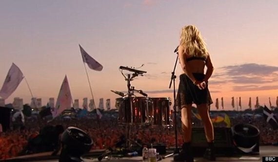 Glastonbury 14 Ellie Goulding Performs Burn For Crowds On Last Day Of Festival Huffpost Uk