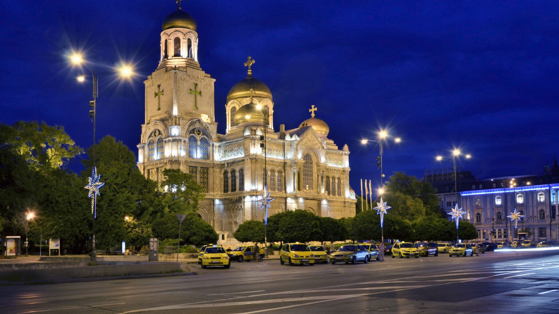 Варна болгария. Болгария Варна экскурсии. Болгария Варна собор панорама. София столица Болгарии новый год. Варна ночью.