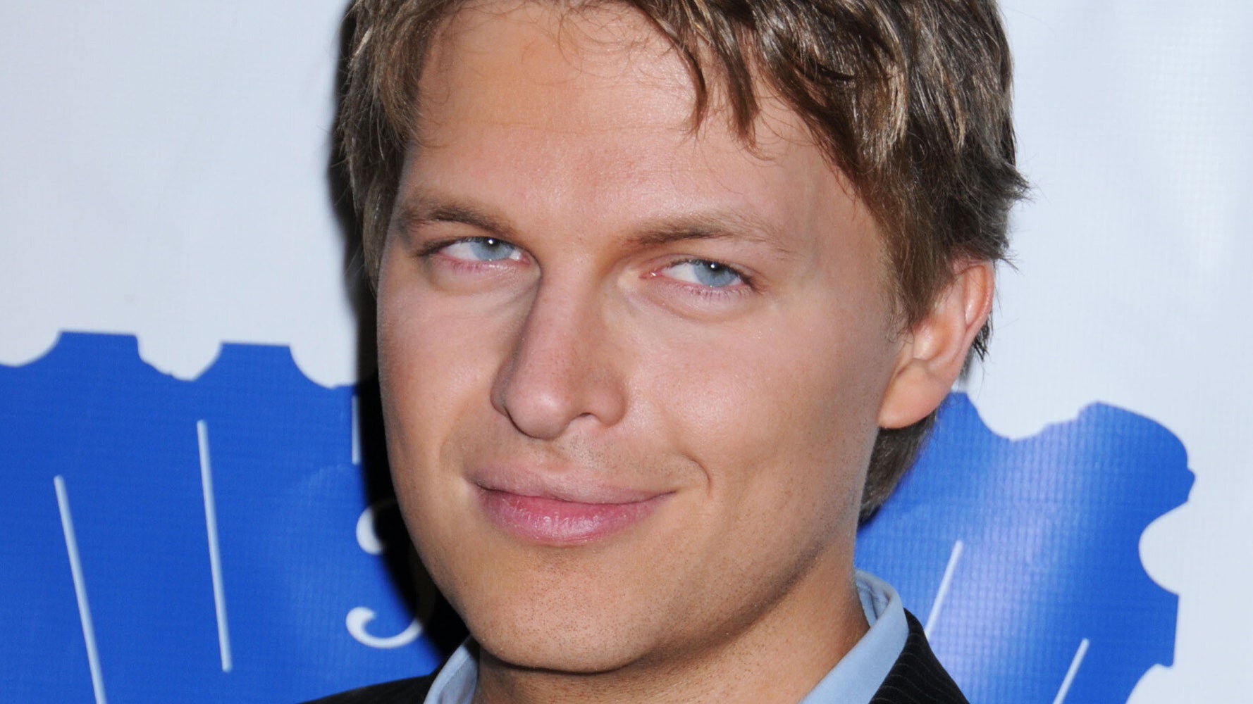 WATCH Ronan Farrow Defends Sister Dylan, Family Divided By Her Claims(02)