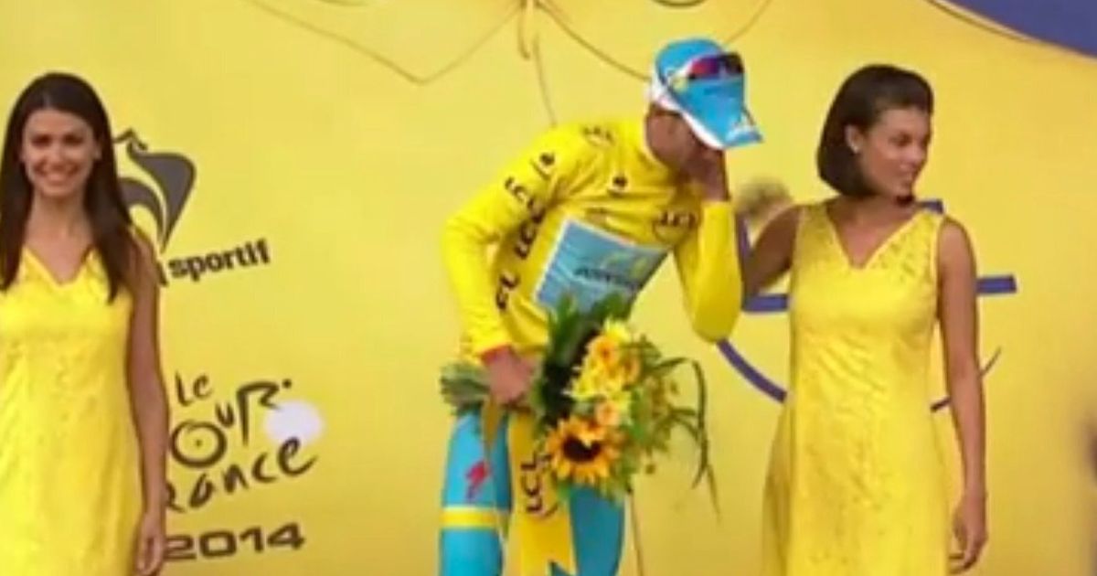 Tour De France 2014 Vincenzo Nibali Denied Kiss From Podium Girl Video Huffpost Uk Sport