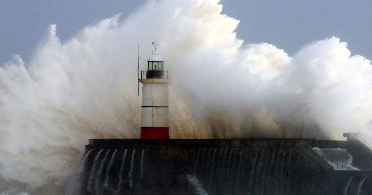 red-weather-warning-issued-for-parts-of-britain-as-strong-winds-to-hit