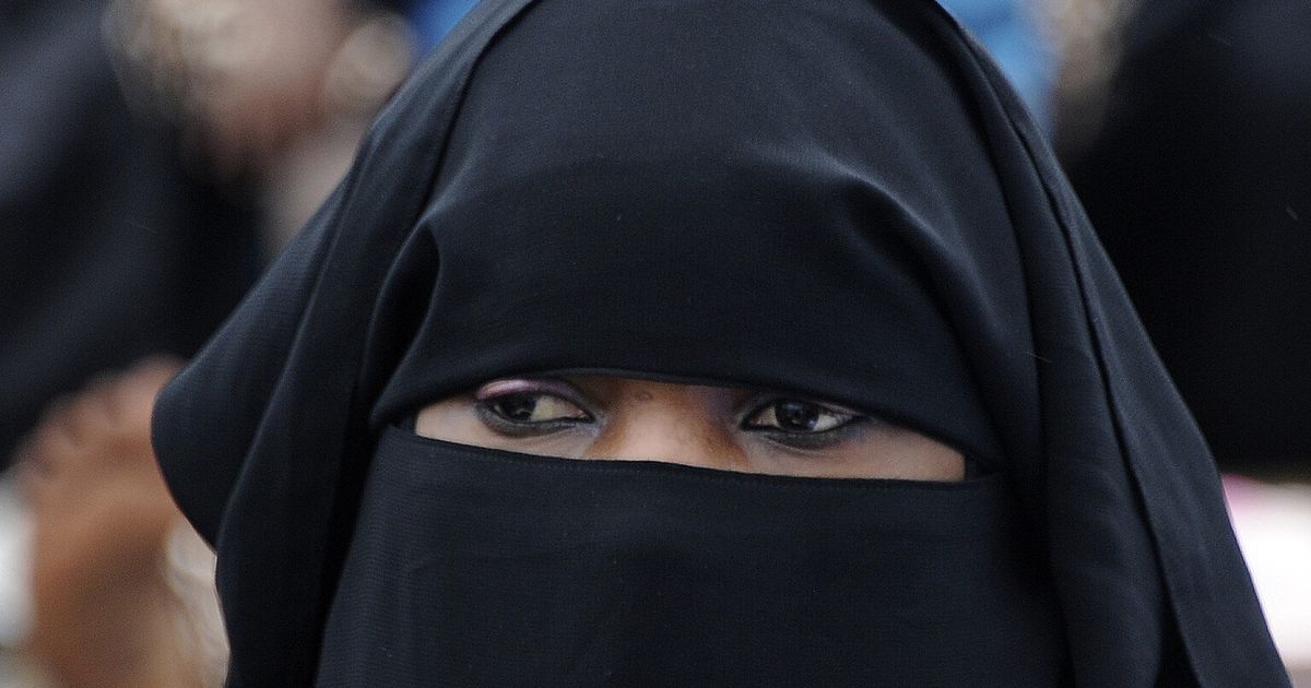 Muslim Woman Must Remove Veil While Giving Evidence London Court Rules