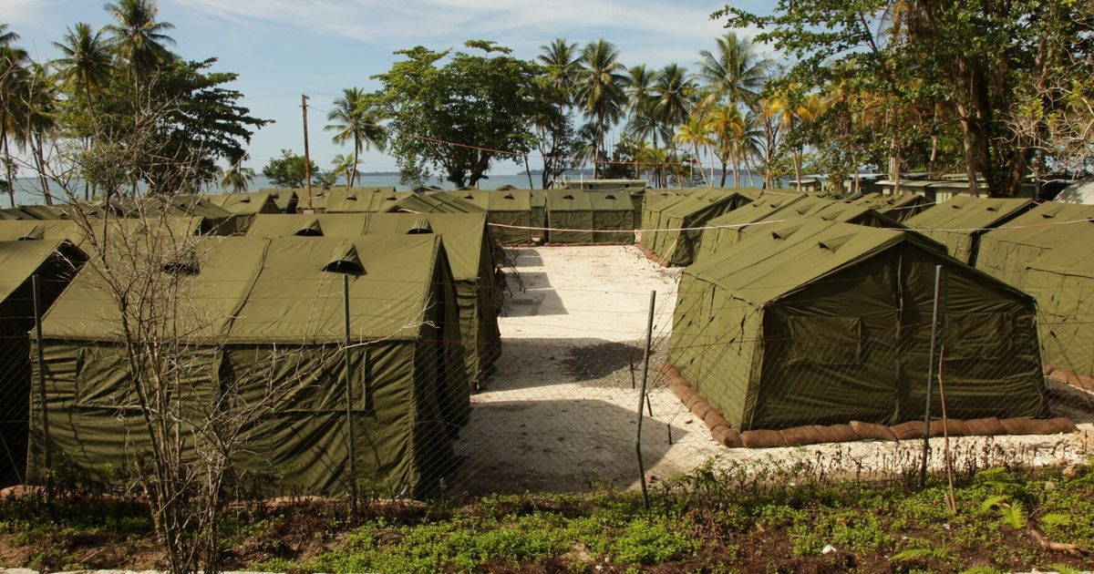 Asylum Seeker Killed In Australian Detention Camp On Papua New Guinea Huffpost Uk News