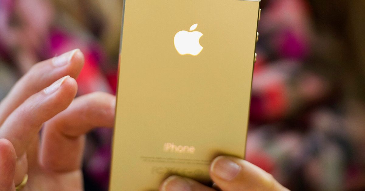 Iphone 13 gold. Iphone 5s золотой в руке. Золотой айфон в руках. Золото рука iphone. 5s Голд в руке.