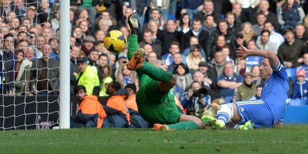 Everton's US goalkeeper Tim Howard (L) fails to claim the ball under pressure from Chelsea's English defender John Terry (R) leading to the winning goal from a free kick by Chelsea's English midfielder Frank Lampard during the English Premier League football match between Chelsea and Everton at Stamford Bridge in London on February 22, 2014. Chelsea won 1-0. AFP PHOTO / BEN STANSALLRESTRICTED TO EDITORIAL USE. No use with unauthorized audio, video, data, fixture lists, club/league logos or live