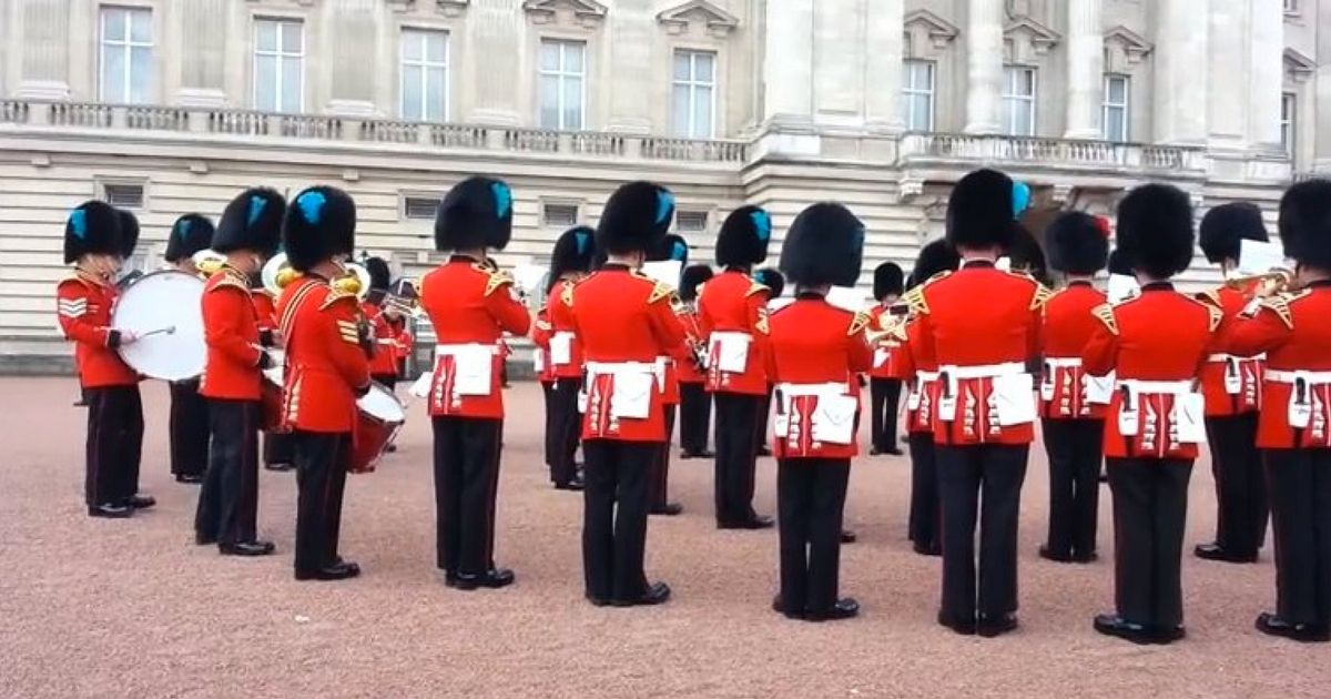 Buckingham Palace Guards Play Theme From 'Game Of Thrones', Make ...