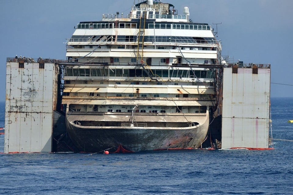 ITALY-SHIPPING-TOURISM-DISASTER-SALVAGE