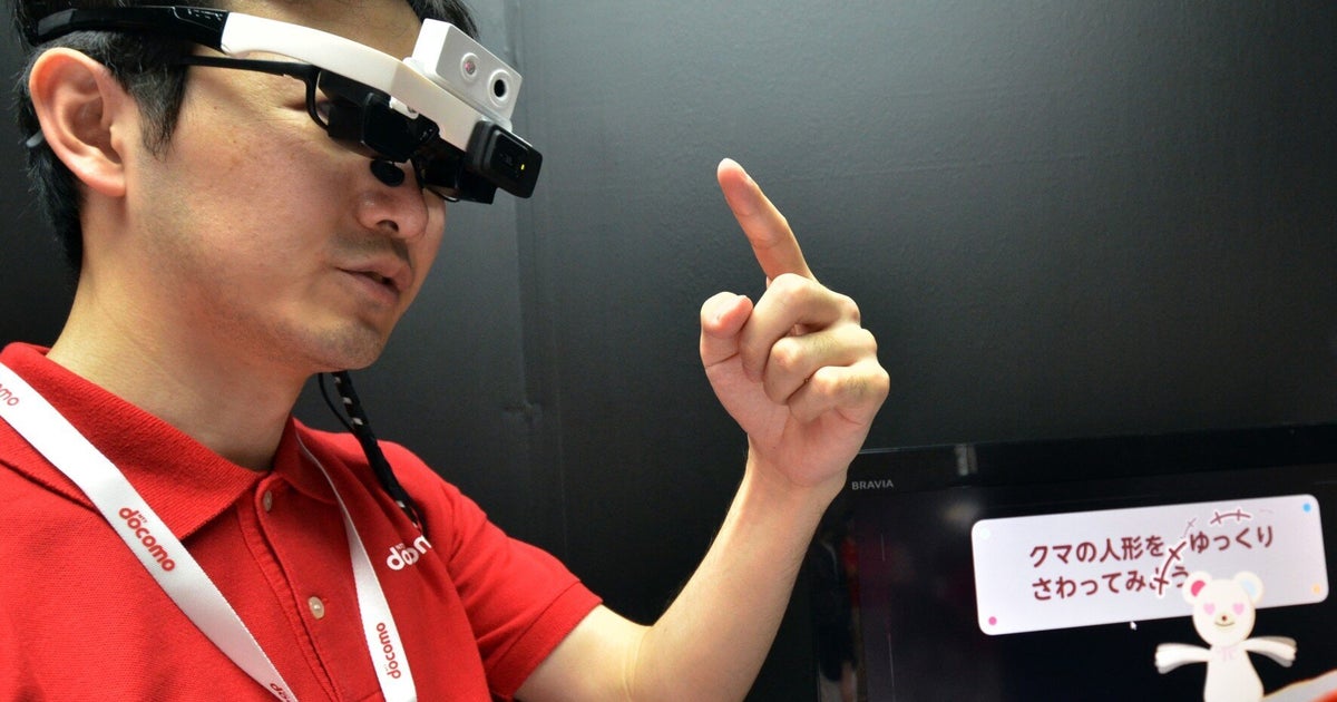 'Smart Glasses' Can Translate Foreign Text Automatically (VIDEO