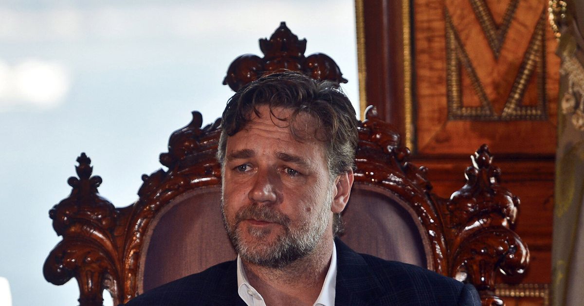 Dear Holy Father Russell Crowe Uses Twitter To Beg The