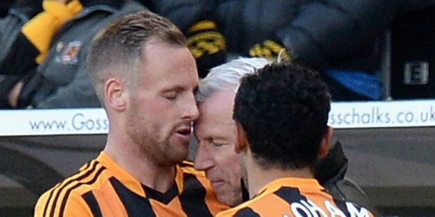 HULL, ENGLAND - MARCH 01: David Meyler of Hull City clashes with Alan Pardew, Manager of Newcastle United during the Barclays Premier League match between Hull City and Newcastle United at KC Stadium on March 1, 2014 in Hull, England. (Photo by Tony Marshall/Getty Images)