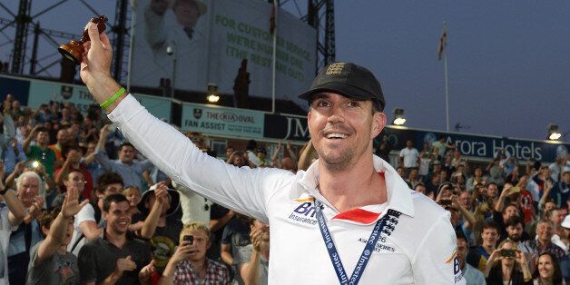 LONDON, ENGLAND - AUGUST 25: Kevin Pietersen of England holds the urn after England won the Ashes during day five of the 5th Investec Ashes Test match between England and Australia at the Kia Oval on August 25, 2013 in London, England. (Photo by Gareth Copley/Getty Images)