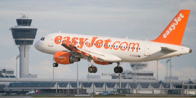 Ein Flugzeug der Fluggesellschaft Easyjet landet am Sonntag (10.06.12) bei Muenchen auf dem Flughafen Muenchen. Am 17. Juni findet in Muenchen ein Buergerentscheid zum Bau einer dritten Startbahn am Flughafen Muenchen statt. (zu dapd-Text) Foto: Lennart Preiss/dapd