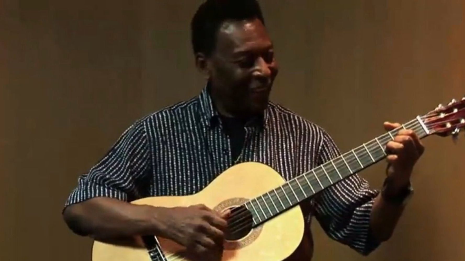 Pele plays guitar during UK charity visit 