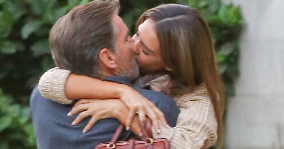 Pierce Brosnan Jessica Alba Kiss On The Set Of How To Make Love Like