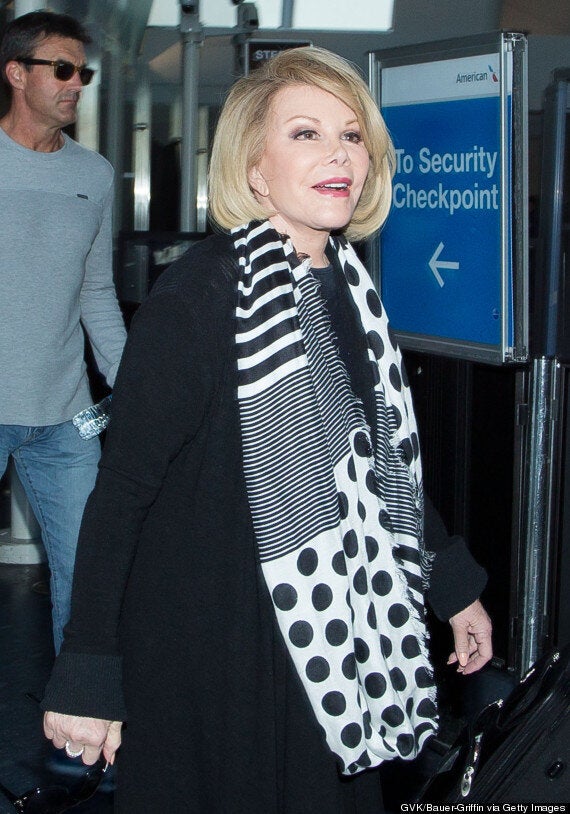 Joan Rivers ‘rushed To Hospital After She Stops Breathing In New York Huffpost Uk Entertainment 