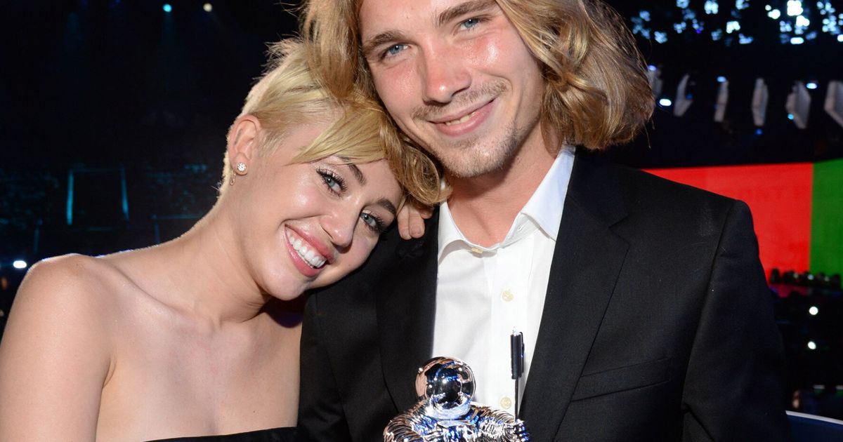 Miley Cyruss Homeless Vmas Date Jesse Helt Turns Himself In To Oregon Police After Violating