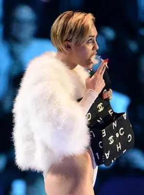 MTV EMAs 2013: Miley Cyrus hút thuốc trông giống Weed khi cô ấy giành giải cao nhất cho video 'Wrecking Ball' (HÌNH ẢNH) | HuffPost Vương quốc Anh Giải trí
