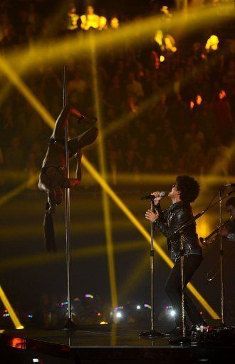 Bruno Mars Performs 'Gorilla' At MTV EMA Awards 2013