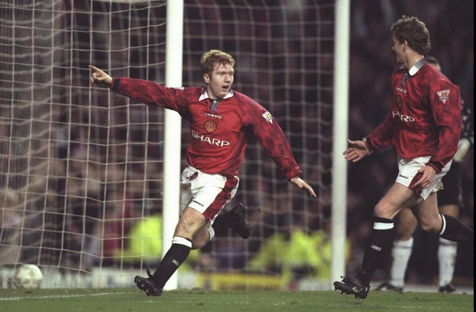 Paul Scholes of Manchester United celebrates his goal