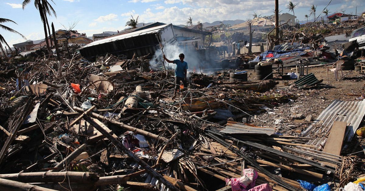 Typhoon Haiyan: Britain Sends Plane Full Of Diggers, Land Rovers To ...