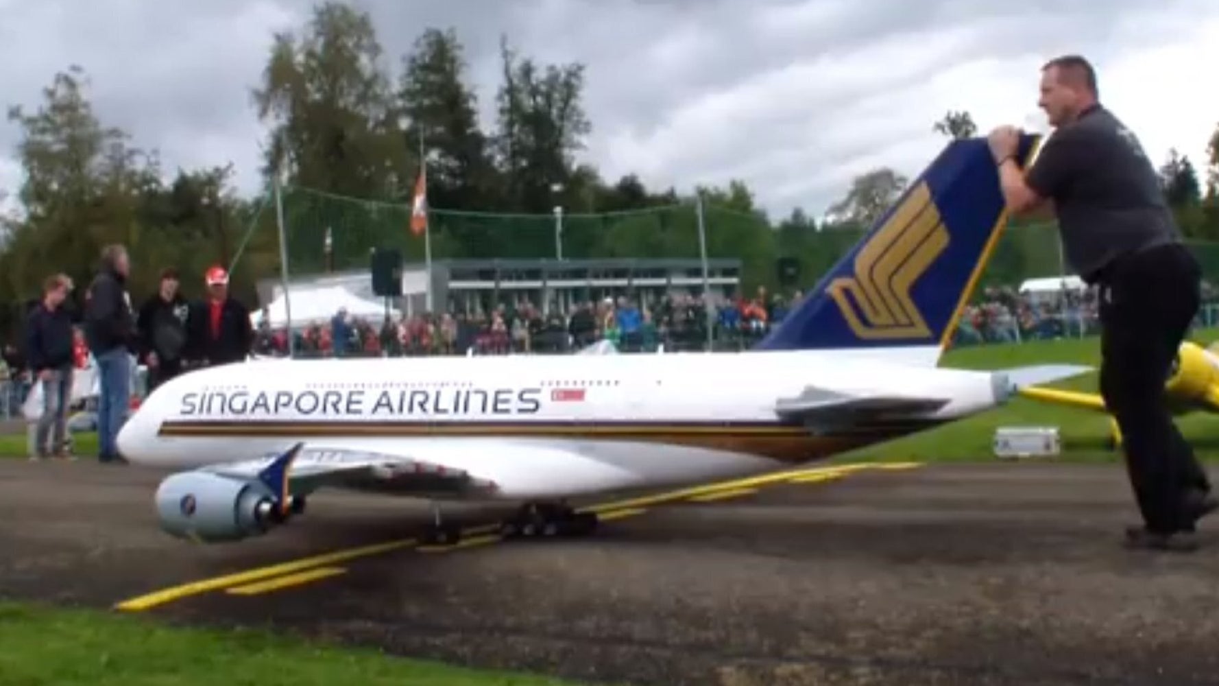 Stupidly Massive A380 Remote Controlled Plane Really Does Fly (VIDEO