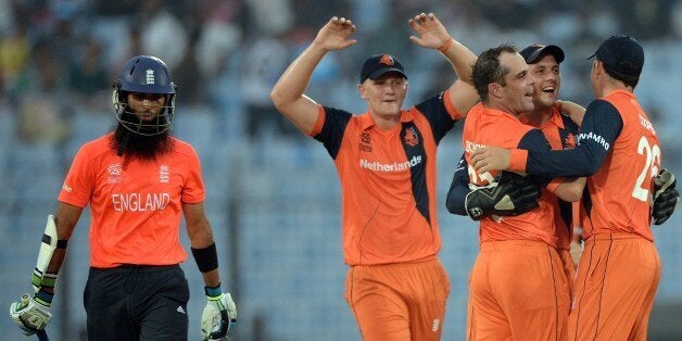 Netherlands cricket captain Peter Borren (C) celebrates the wicket of England batsman Moeen Ali