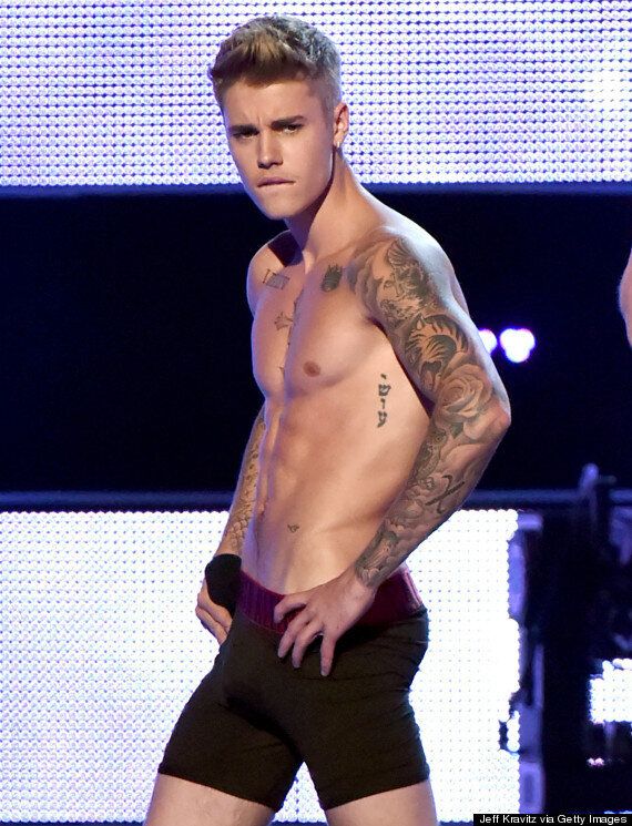 Justin Bieber Strips To His Calvin Klein Underwear Shows Off Toned Body During Fashion Rocks 7431