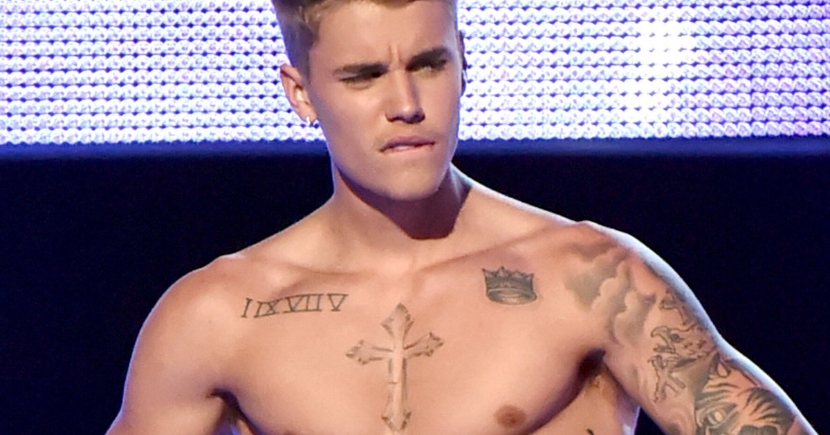 Justin Bieber Strips To His Calvin Klein Underwear, Shows Off