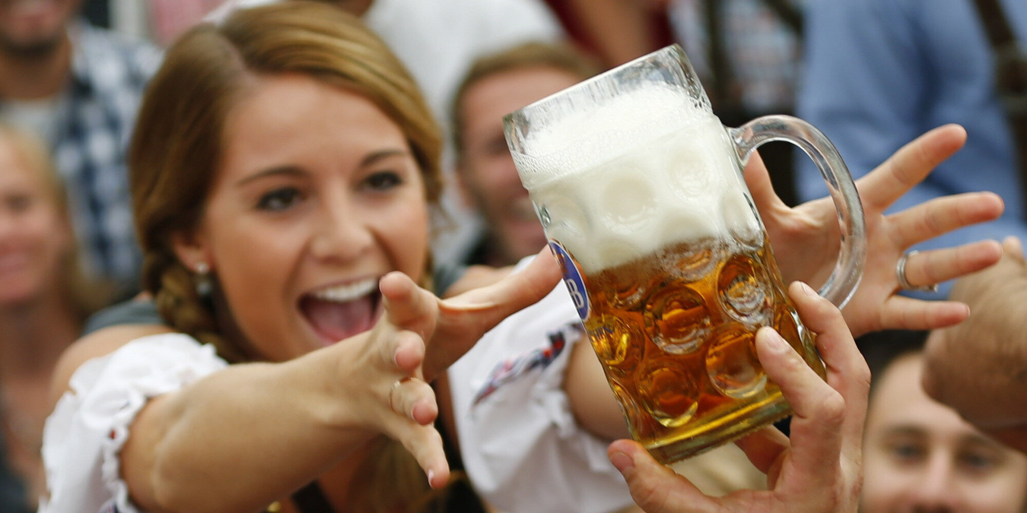 Пивная слушать. Девушка с пивом в руках. Октоберфест в Германии.
