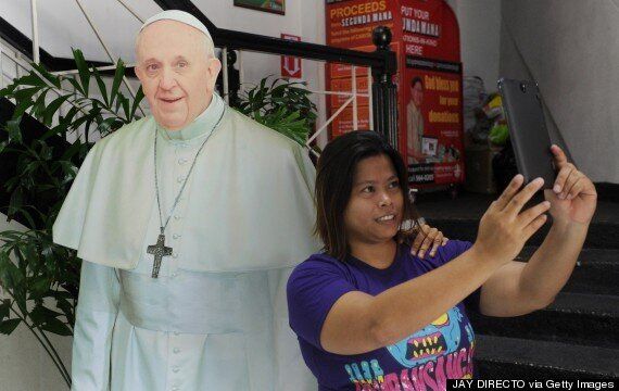 Pope Francis Cutouts Let Fans Pose For Selfies Ahead Of Papal Visit To Philippines Huffpost Uk 