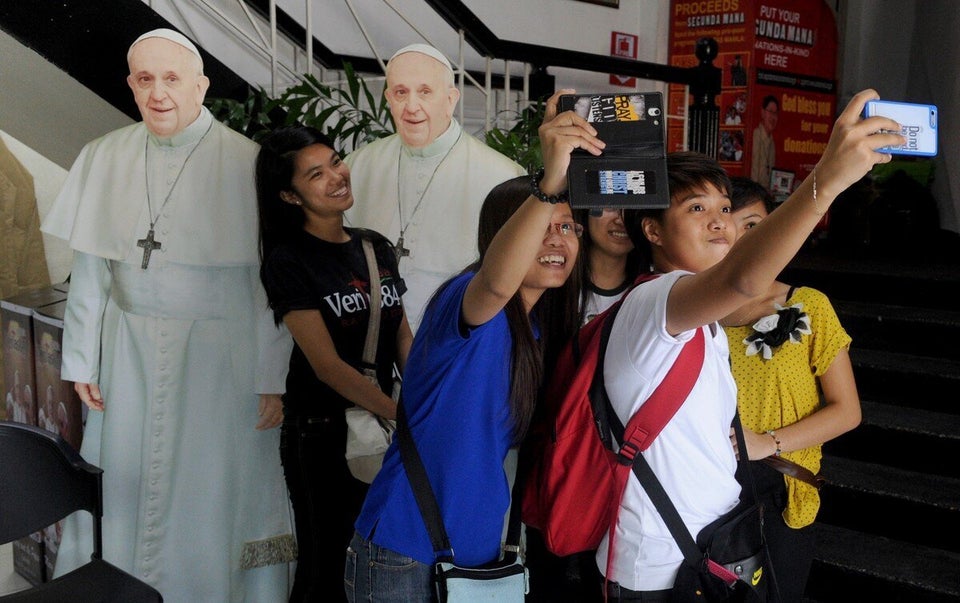 Pope Francis Cutouts Let Fans Pose For Selfies Ahead Of Papal Visit To Philippines Huffpost Uk 