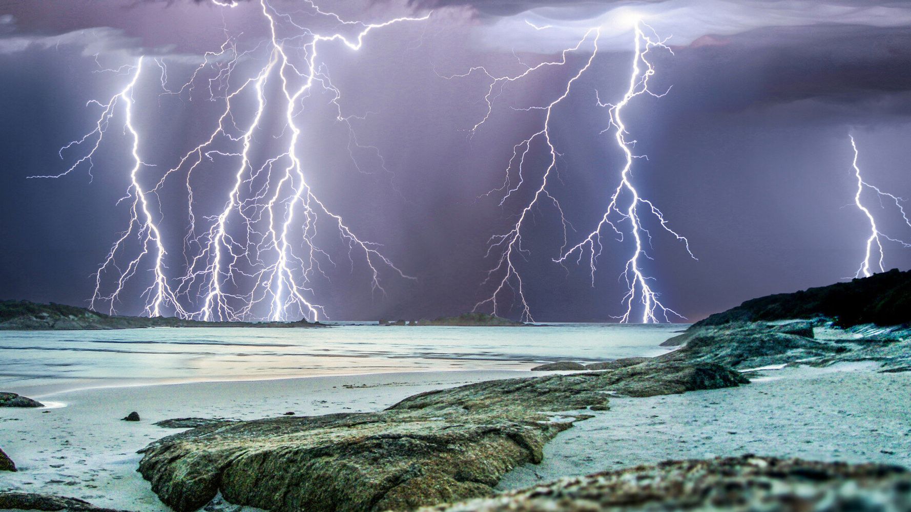 16 Spine Tingling Shots Of Lightning Strikes Illuminating The Skies Of Western Australia 