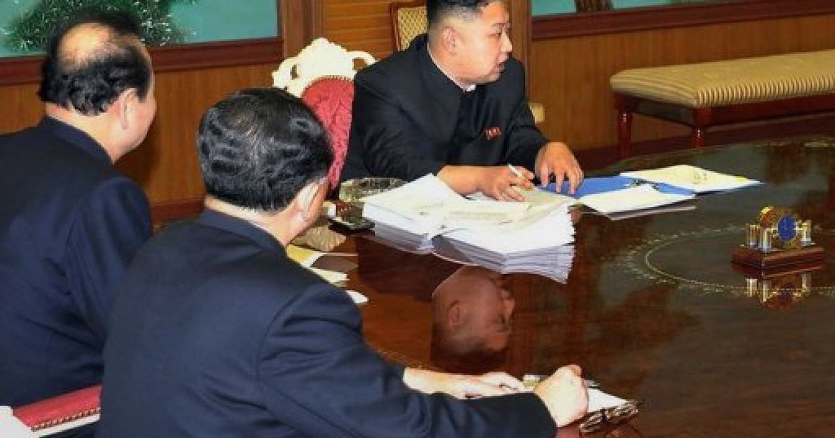 Kim Jong-Un Phone Picture: Does North Korean Dictator Use HTC Handset ...