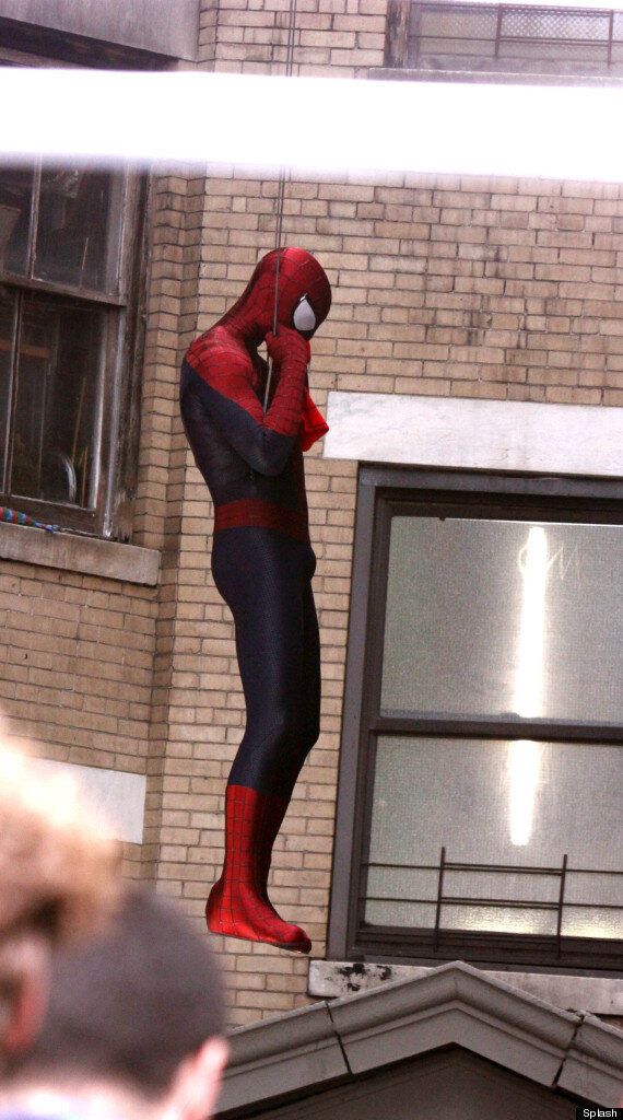 'the Amazing Spider-man 2': First Look At Andrew Garfield On Set In New 