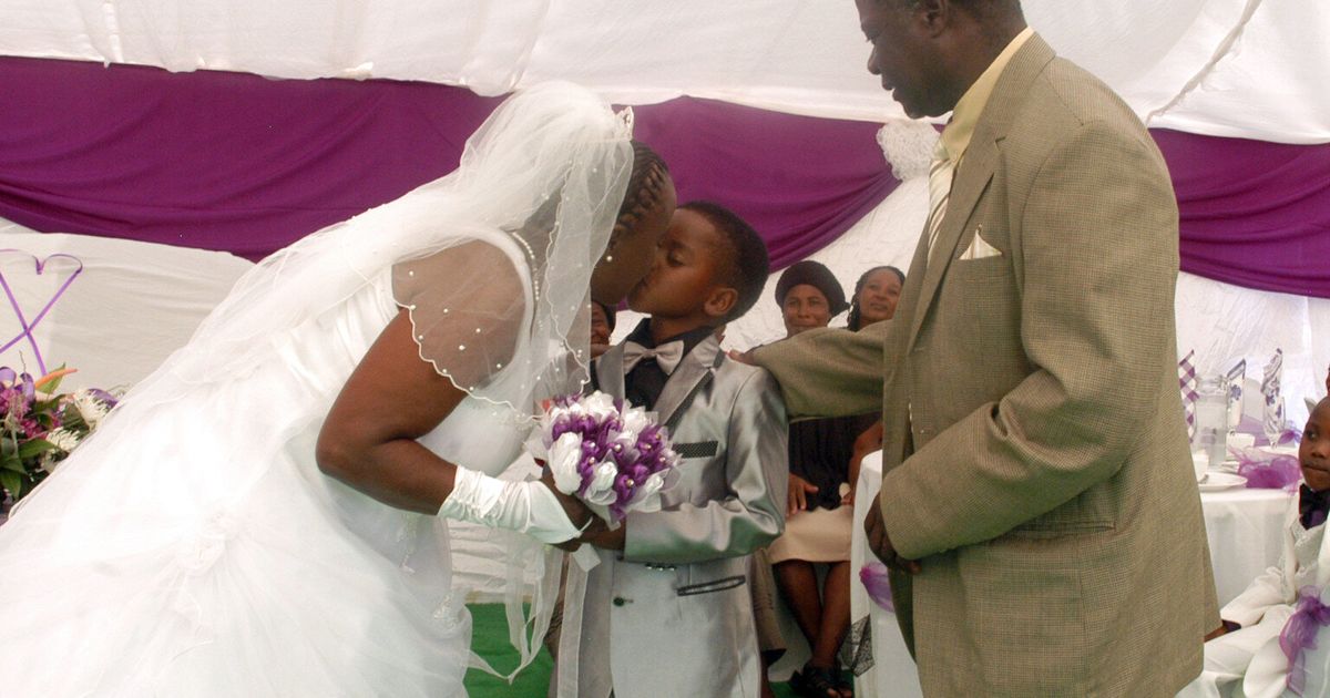Женился на мулатке. Санеле Масилела женился на 61-летней Хелен Шабангу. Санеле Масилела и Хелен Шабангу. Свадьба женщины и мальчика. Самые необычные свадьбы.